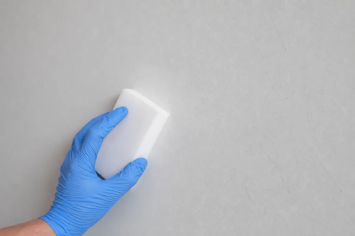 Nettoyage d’une trace sur un mur peint mat avec une éponge en mélamine blanche